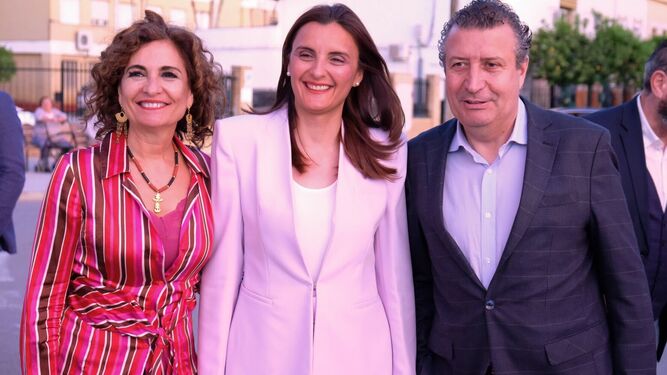 La alcaldesa de Cantillana, Rocío Campos, en el centro, junto a Javier Fernández y María Jesús Montero, en un acto de campaña.