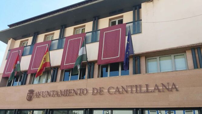 Fachada principal del Ayuntamiento de Cantillana.