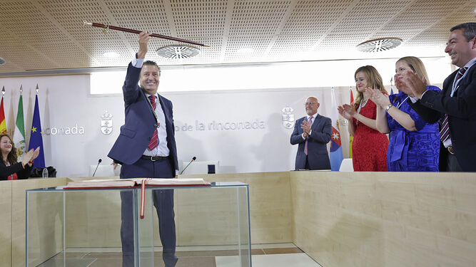 Javier Fernández levanta el bastón de mando.