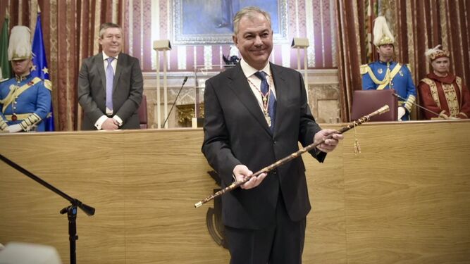 El nuevo alcalde de Sevilla, José Luis Sanz, con el bastón de mando.
