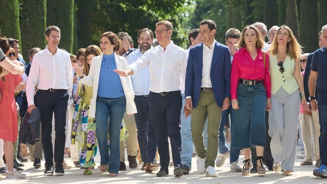 Alberto Núñez Feijóo, Juanma Moreno e Isabel Díaz Ayuso, con el resto de lideres populares en el Retiro de Madrid, este fin de semana.