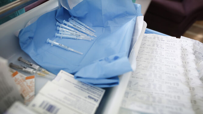 Viales de la vacuna preparados para ser inyectados en una residencia de mayores, en una imagen de archivo.