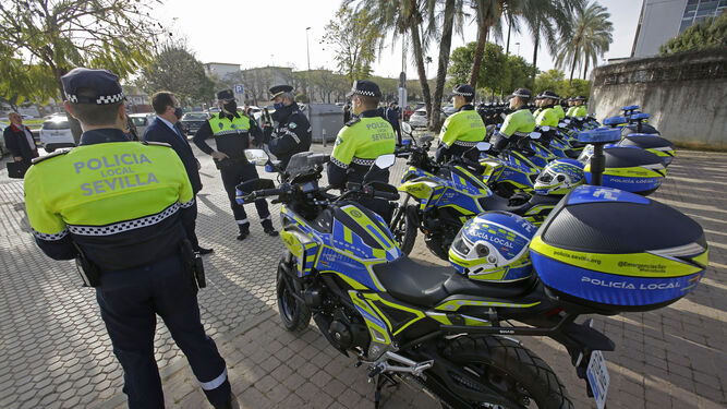 Varios policías locales durante el acto de presentación de nuevas motocicletas para el cuerpo.