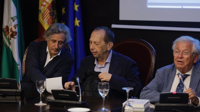 De izquierda a derecha: Antonio Salvador, subdirector de los servicios informativos de Canal Sur; José Antonio Carrizosa, director de publicaciones del Grupo Joly; y el periodista Fernando Jáuregui.