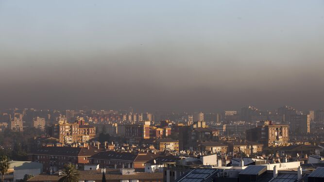 Nube de contaminación sobre Sevilla, en una imagen de archivo.