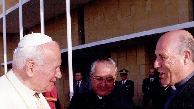 El sacerdote Ildefonso Fernández Caballero junto a San Juan Pablo II