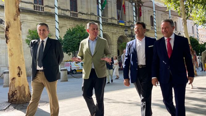 Morillo, Sanz, Castaño y Torreglosa pasean por la Plaza Nueva.