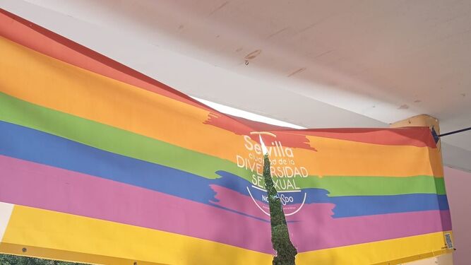 La bandera del Orgullo amanece rajada en la Universidad Pablo de Olavide.