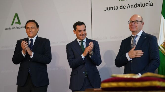 Juanma Moreno durante la toma de posesión del rector de la Universidad de Granada.