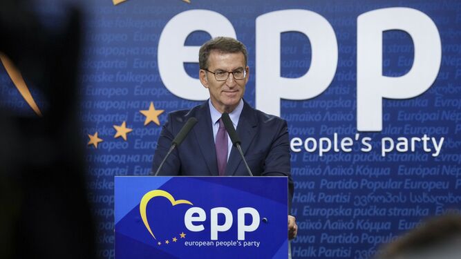 Alberto Núñez Feijóo atiende a los medios en la sede del EPP.