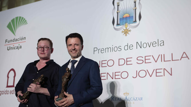 José Luis Gil (d), ganador del Premio Ateneo de Sevilla de Novela, y Dimas Prychyslyy (i), del Ateneo Joven.