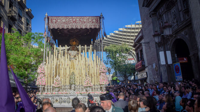 Carmen Sevilla cedió numerosas joyas para que las portara la Virgen los Jueves Santo