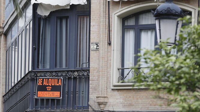 Imagen de un cartel que anuncia una vivienda de alquiler en Sevilla