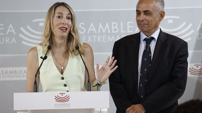 María Guardiola junto al portavoz de Vox en la Asamblea, Ángel Pelayo.