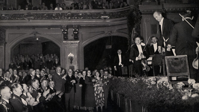 Furtwängler dirige a la Filarmónica de Berlín con Hitler en la primera fila de la audiencia.