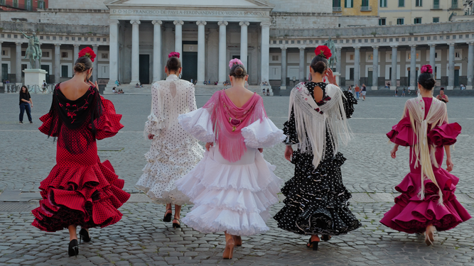 Varias modelos con trajes de flamenca de Lina caminan por Nápoles.