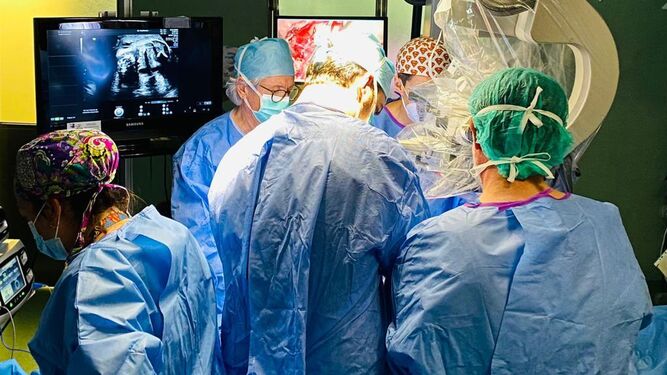 El equipo médico durante la intervención en el Hospital Virgen del Rocío.