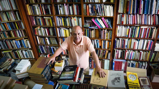 Ignacio Sánchez Meléndez, en la Librería Los Terceros. / JUAN CARLOS VÁZQUEZ