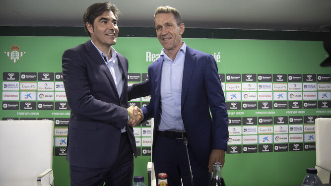 Ángel Haro y Ramón Planes, en la presentación de este último como director deportivo del Betis.