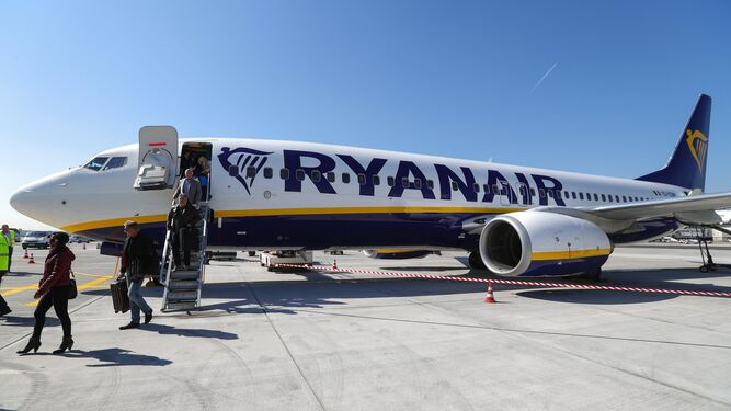 Varios pasajeros bajan de un avión de Ryanair.