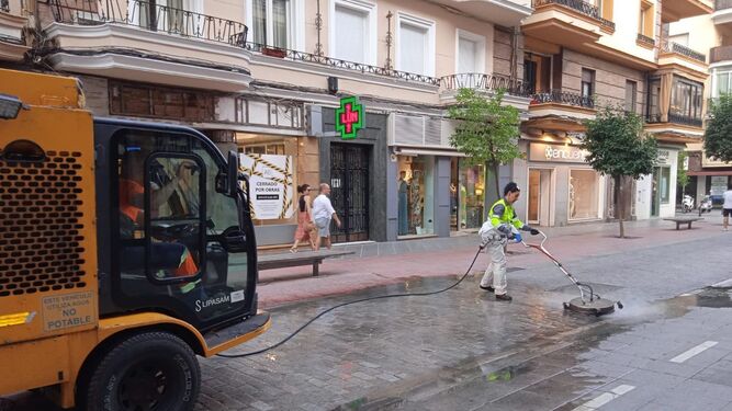 Los trabajos de limpieza de las calles del centro.