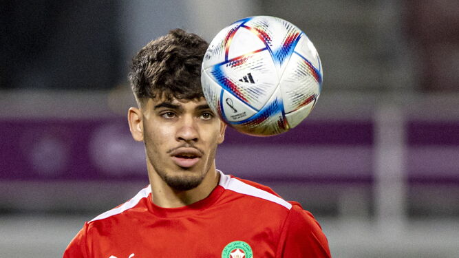 Abde juega con el balón durante un entrenamiento con la selección de Marruecos.
