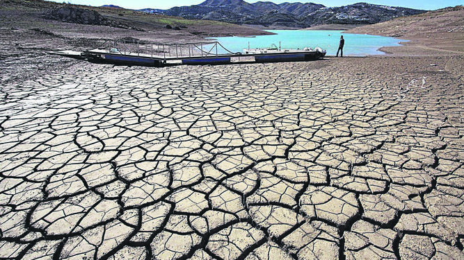 La escasa agua del pantano de La Viñuela en Málaga
