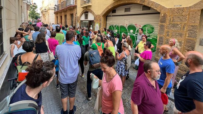 Concentración llevada a cabo en Cádiz en defensa de la escuela pública en la que se ha protestado también por el cierre de líneas en el colegio Manuel de Falla, en San Fernando.