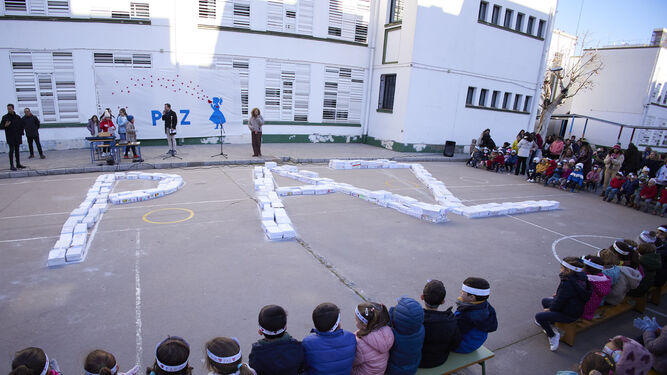 Un acto por la paz celebrado en el Colegio Calvo Sotelo, de Sevilla.