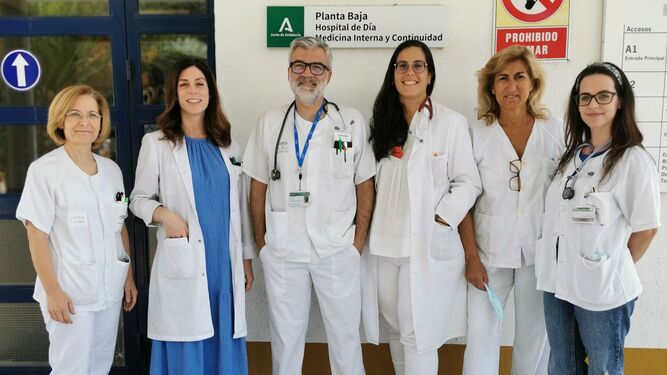 El equipo de Medicina Interna, médicos y enfermeras implicado en el trabajo premiado.