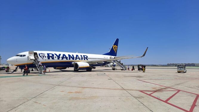 Un vuelo de Ryanair en el aeropuerto Sevilla-San Pablo.