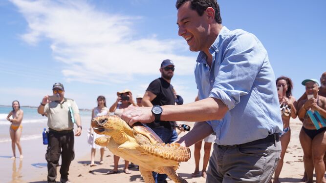 Juanma Moreno participa en la suelta de tortugas boba en Rota.