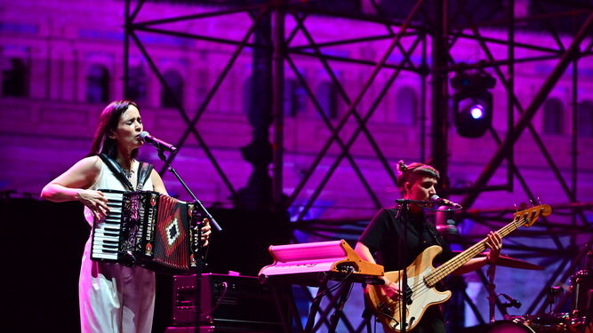 La cantante Julieta Venegas tocando el acordeón en el escenario de Plaza de España.