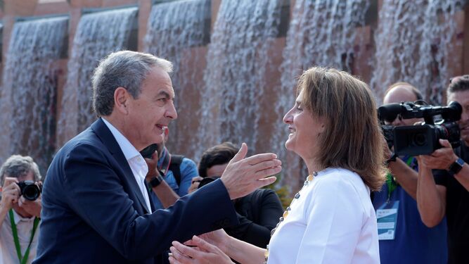 El ex presidente del gobierno José Luis Rodríguez Zapatero saluda a la ministra para la Transición Ecológica y el Reto Demográfico, Teresa Ribera, en Sevilla.