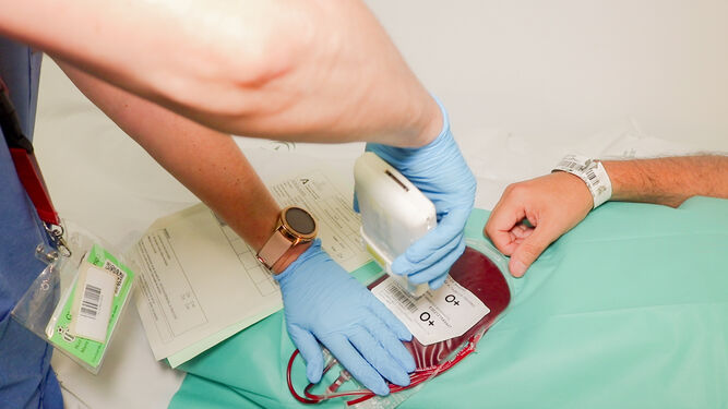 Un paciente durante una transfusión de sangre, en una imagen de archivo.