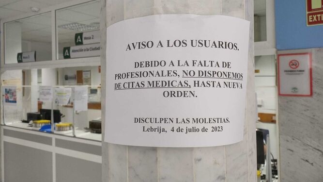 Cartel que avisa en el centro de salud de Lebrija de la falta de profesionales y de citas.