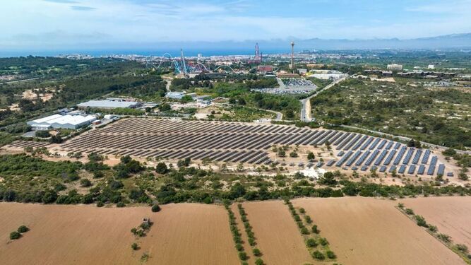 Planta fotovoltaica de PortAventura en primer plano.