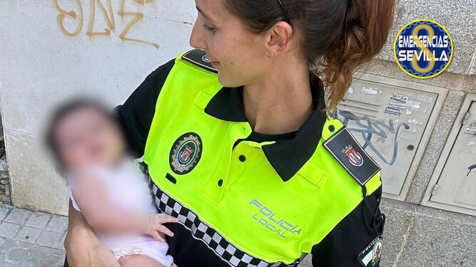 La Policía Local de Sevilla rescata a una bebé que quedó atrapada en un coche al sol