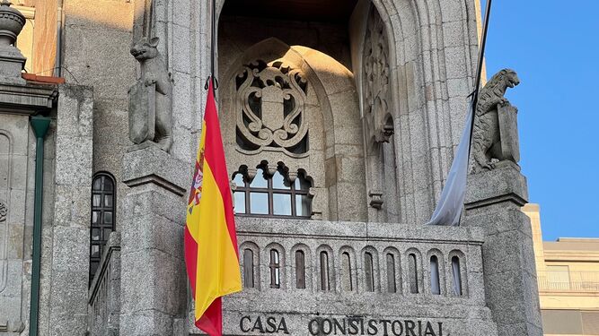 Banderas a media asta en el Ayuntamiento de O Porriño