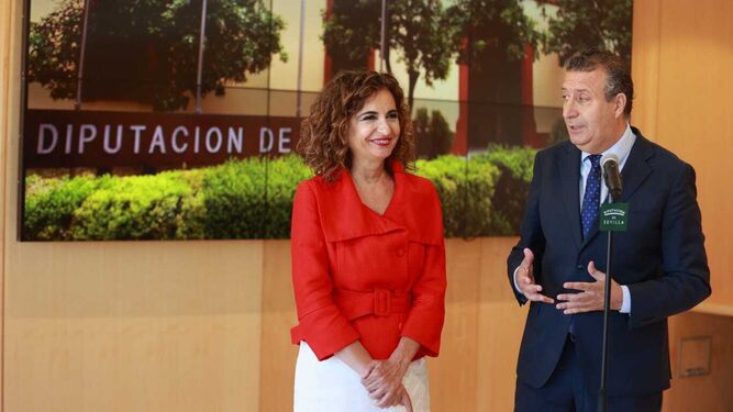 La visita de María Jesús Montero a la Diputación, primer acto institucional del nuevo presidente