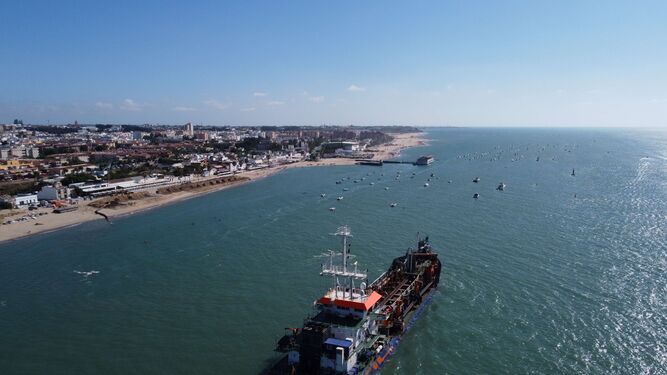 Un buque de gran tonelaje en la desembocadura del Guadalquivir.