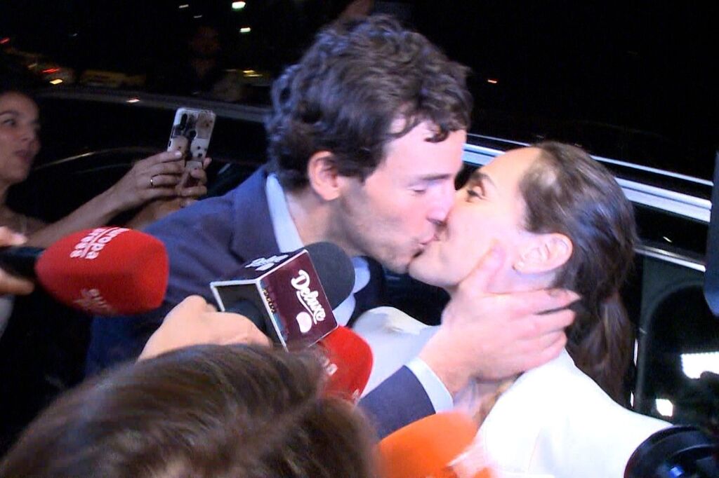 I&ntilde;igo Onieva besa a Tamara Falc&oacute; tras la fiesta de  la preboda.  Fotos: Europa Press