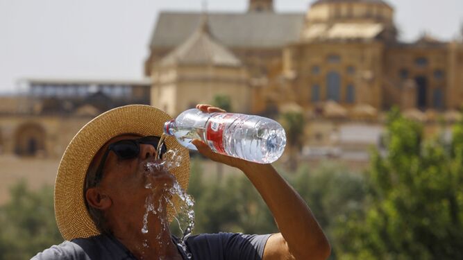 Un hombre bebe agua en Córdoba.