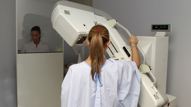 Una mujer se somete a una mamografía en un centro sanitario.