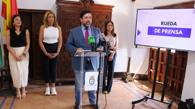 El alcalde de Lora del Río asegura que el Ayuntamiento tendrá que devolver 500.000 euros en ayudas públicas