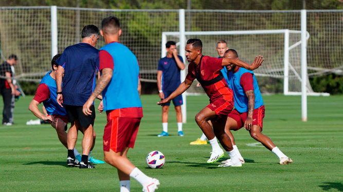 Los jugadores del Sevilla en uno de sus entrenamientos de pretemporada