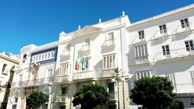 Fachada de la sede de la UNED en Cádiz, en la plaza de San Antonio.