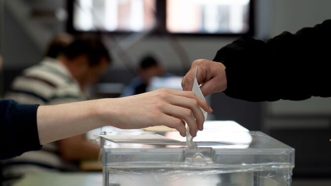Imagen de archivo de un votante depositando la papeleta en la urna electoral.