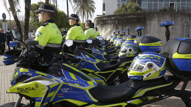 Policías locales durante la presentación de nuevas motocicletas.
