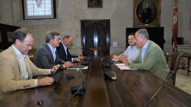 Reunión del alcalde José Luis Sanz con el consejero Jorge Paradela este miércoles sobre los cortes de luz.